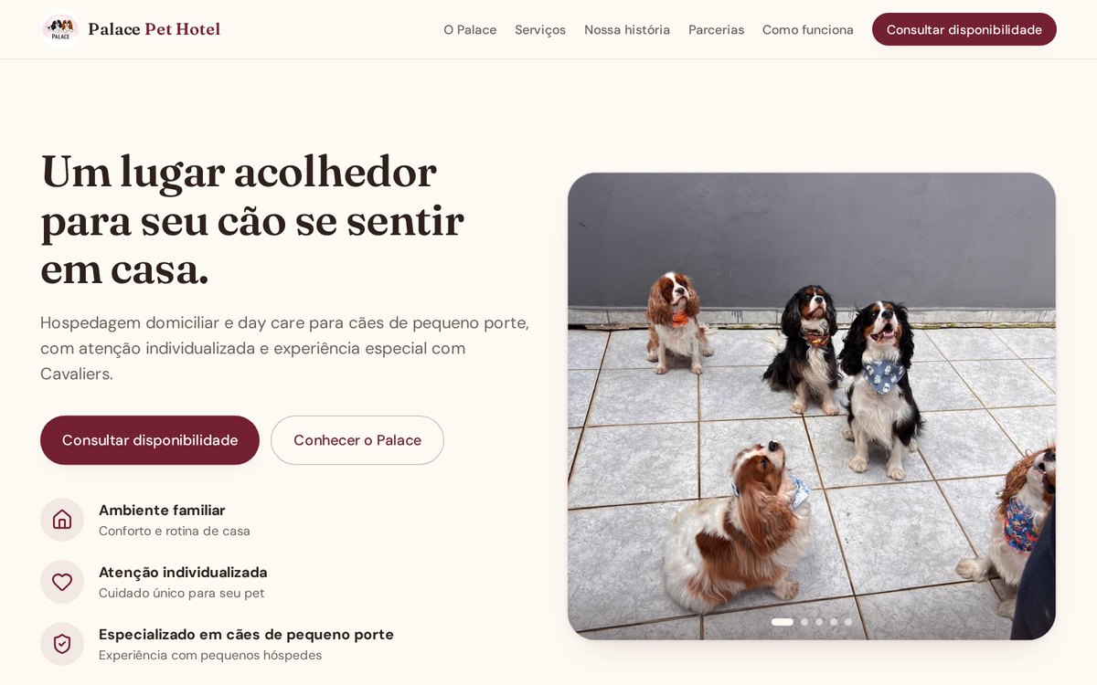 Página inicial do Palace Pet Hotel, com título editorial e foto de cavaliers no pátio